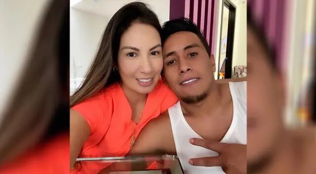 Pamela López y Christian Cueva juegan fútbol juntos.