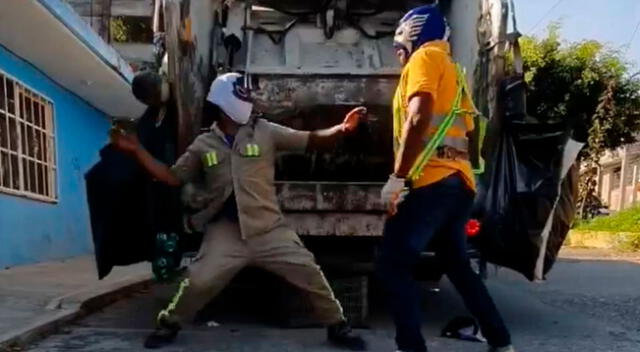 Los recolectores de basura se volvieron viral por su video luchando