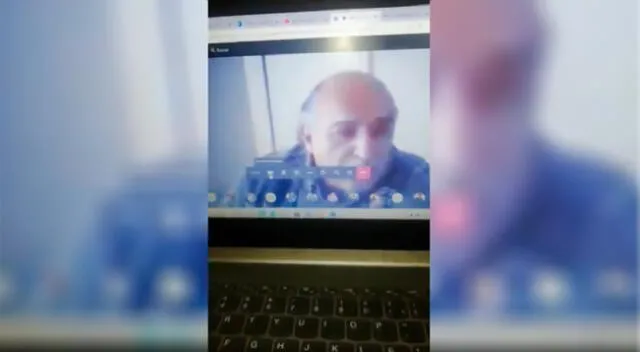 El profesor le pide a uno de sus alumnos que active su cámara; sin embargo, el joven explica que su webcam está totalmente rota.