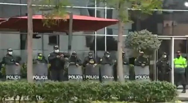 Policías cuidan hotel de árbitro chileno.