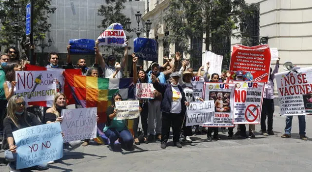 Colectivos se concentraron en los exteriores de la Defensoría del Pueblo.