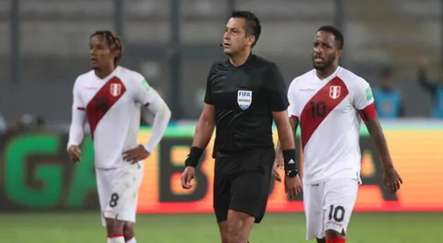 Árbitro Julio Bascuñán fue tendencia en las redes sociales tras el partido por Eliminatorias Qatar 2022.