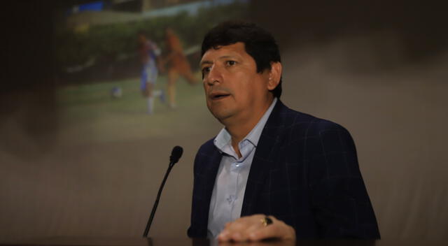 Álvaro Barco dice que es iluso pensar que titular de la FPF hablará con la Conmebol sobre Julio Bascuñán.