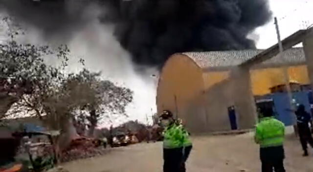 Incendio en fábrica de Comas.