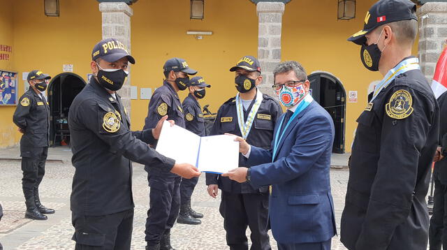 premian a policías por capturar a más de 50 extranjeros