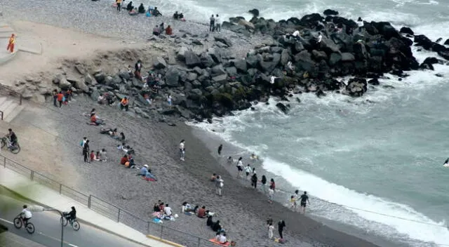 Cientos de personas llegaron para reunirse en las playas pese a estar completamente prohibido.