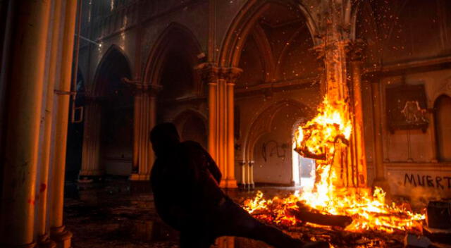 Encapuchado prendiendo fuego dentro de la iglesia de San Francisco de Borja el domingo 18 de octubre 2020.