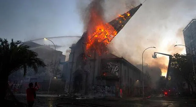 Encapuchados destruyeron e incendiaron iglesias durante manifestaciones
