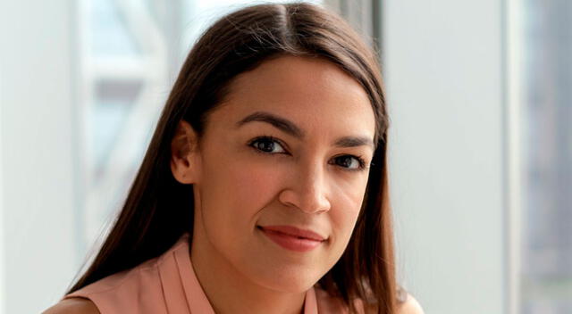 Alexandria Ocasio-Cortez busca el voto en los jóvenes.