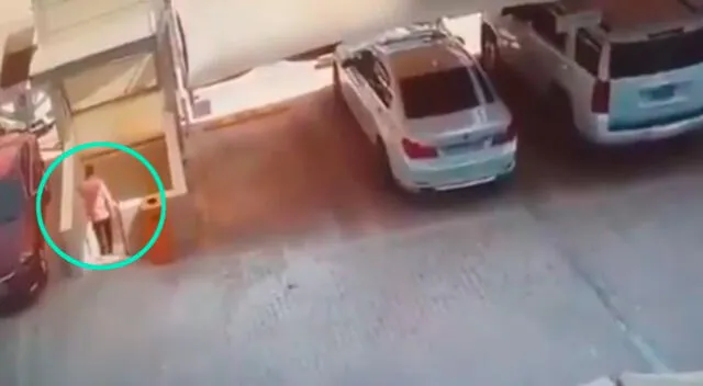 Hombre casi muere aplastado luego de que un estacionamiento se derrumbe