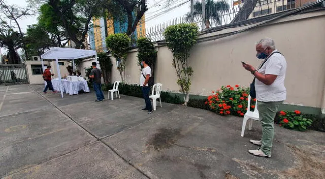 Ciudadanos chilenos residentes en Perú llegan a la embajada para emitir su voto