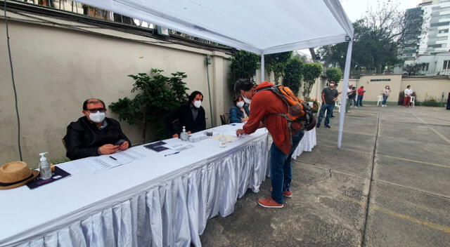 Ciudadanos chilenos residentes en Perú llegan a la embajada para emitir su voto