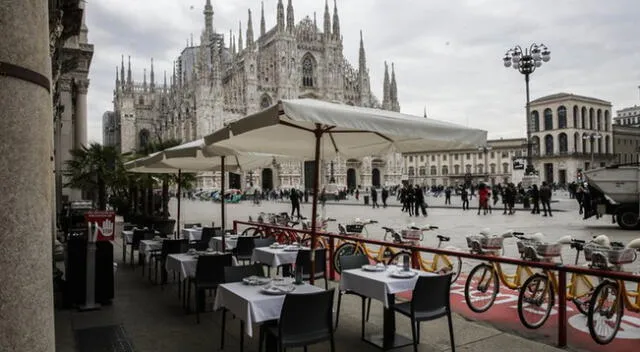 Mesas vacías en un restaurante en la Plaza del Duomo en Milán, Italia | Foto: AP