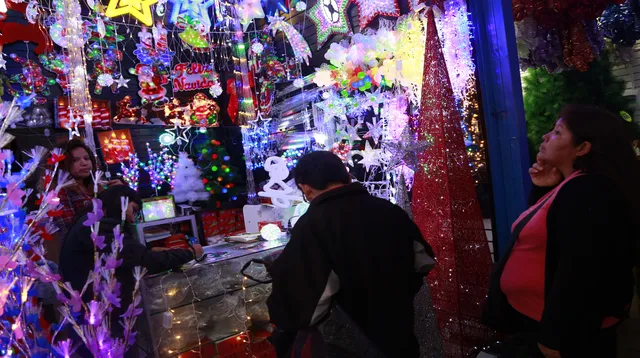 Los vendedores de los mercados más grandes de Lima esperan recuperarse económicamente en las campañas de Halloween y Navidad.