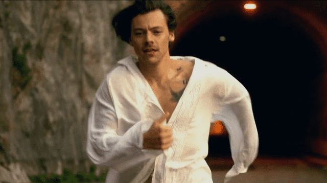 El cantante Harry Styles estrenó un nuevo video musical de su álbum "Fine Line", donde mostró los mejores paisajes de Amalfi, Italia.