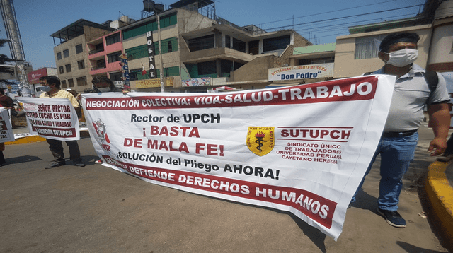 Los trabajadores de la Universidad Cayetano Heredia protestan para que se cumpla el pliego de reclamos presentado en marzo.