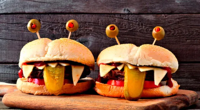 Ricas hamburguesas de carne y decorarlas con queso, a las que le puedes hacer una carita de terror.