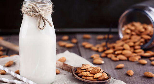 Preparar leche de almendras es súper sencillo y aunque no es tan rápido, lo puedes hacer desde casa y disfrutar de este líquido sano.