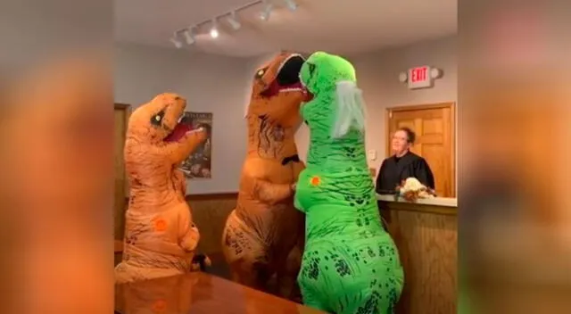 Pareja aficionada al día de Halloween se casa disfrazada de dinosaurio