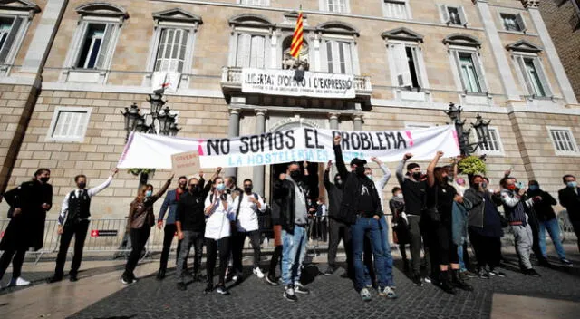 Protestan en Barcelona contra la medida de cierre de bares y restaurantes.