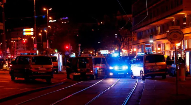 La policía cierra las calles cercanas a la plaza Schwedenplatz, en Viena, después del tiroteo.
