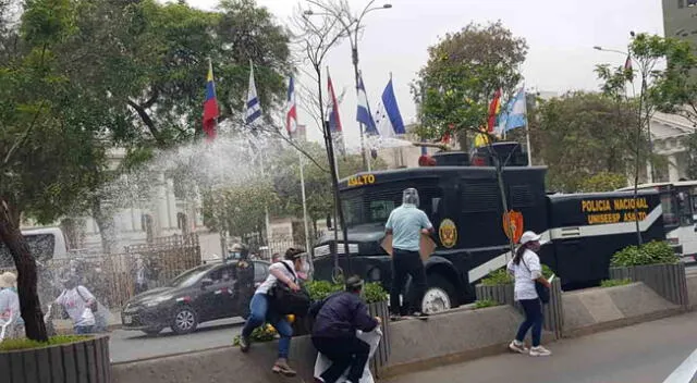 Protesta de trabajadores públicos en avenida Abancay.