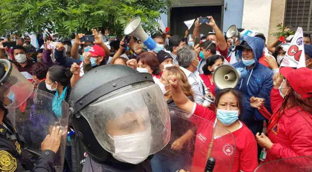 Protesta de trabajadores públicos en avenida Abancay.