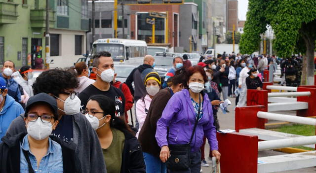 Muchos ciudadanos hicieron largas colas durante la mañana para vacunarse contra la difteria en Lima.