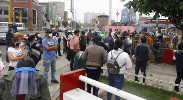 Aglomeración de personas en campaña de vacunación.