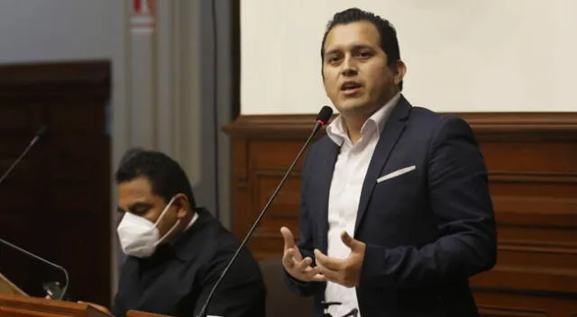 Congresista Gino Costa pidió la destitución del parlamentario José Luna Morales, de Podemos Perú.