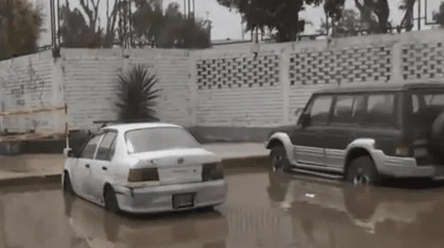 La urbanización Los Próceres sufrió una inundación afectando a diversos vehículos de la zona.