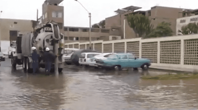 La inundación en Surco se dio a causa de la rotura de la línea de agua potable.