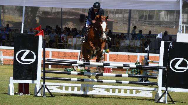 Ricardo Artadi junto a su caballo 'Izak' en plena competencia