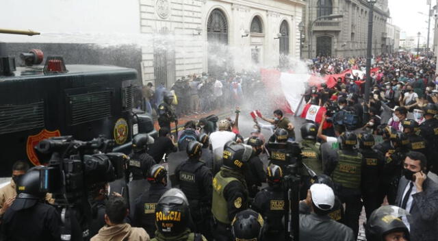 Cientos de ciudadanos peruanos se movilizaron desde la Plaza San Martín hacia el Congreso de la República  desde horas de la mañana para ir en contra de la asunción de mando de Manuel Merino.