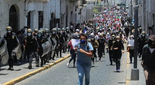 Miles de personas salen a las calles a protestar en contra de la vacancia de Martín Vizcarra.