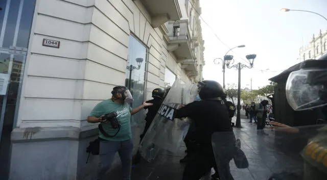 Policías agreden a periodistas en medio de la protesta contra la vacancia presidencial.