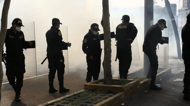 EN VIVO | Gritos, enfrentamientos y hasta disparos de la Policía se registraron esta mañana en las protestas contra la vacancia de Martín Vizcarra y la ascensión de Manuel Merino.