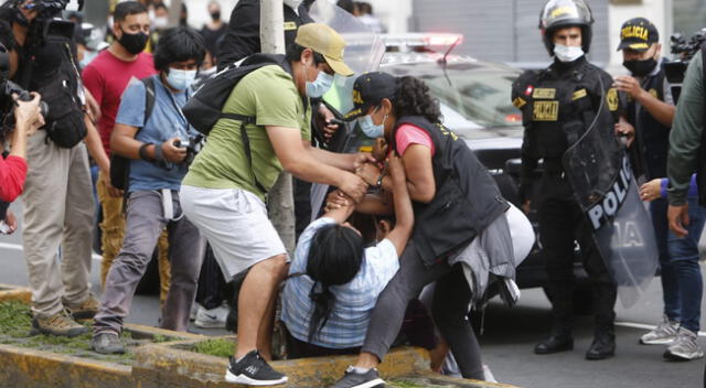 Miles de personas salen a las calles a protestar en contra del golpe de Estado.