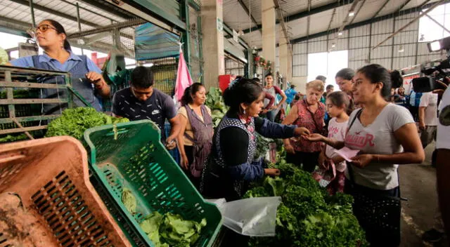 Usuarios reportan incremento de precios de alimentos en el mercado mayorista Santa Anita luego de la vacancia presidencial de Martín Vizcarra y la asunción de Manuel Merino.
