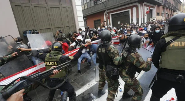 Miles de personas salen a las calles a protestar en contra de la vacancia de Martín Vizcarra.