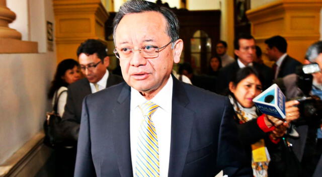 Edgar Alarcón renunció a su cargo de presidente de la Comisión de Fiscalización pese a que negó que lo haría mientras durasen las investigaciones.