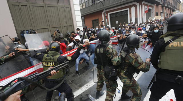 Policías en manifestaciones.