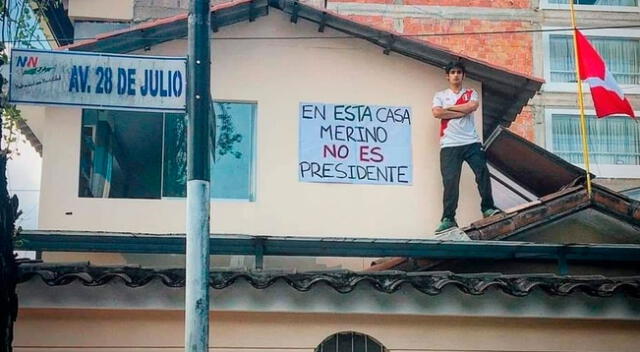 Foto de joven protestando con singular mensaje en el techo de su casa se vuelve viral