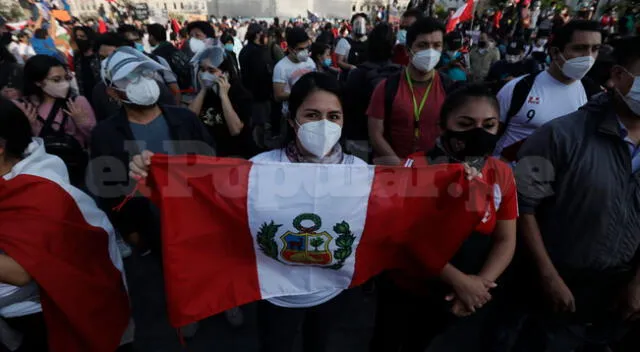 Las manifestaciones en rechazo al Congreso y Merino de Lama continúan en la capital, así como en varias regiones del país.