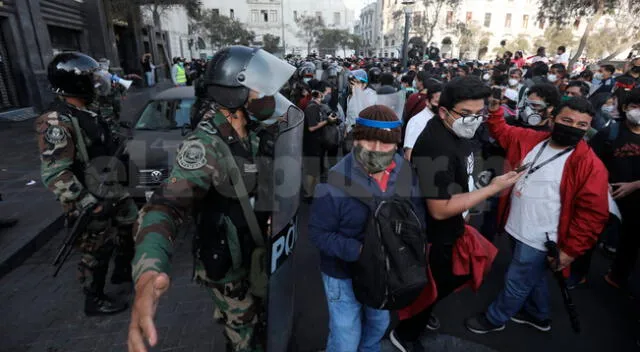 Las manifestaciones en rechazo al Congreso y Merino de Lama continúan en la capital, así como en varias regiones del país.