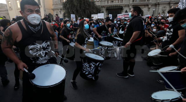 Las manifestaciones en rechazo al Congreso y Merino de Lama continúan en la capital, así como en varias regiones del país.