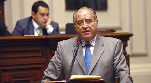 El premier de facto, Ántero Flores-Aráoz, avaló la intención de cambiar al procurador general Daniel Soria.