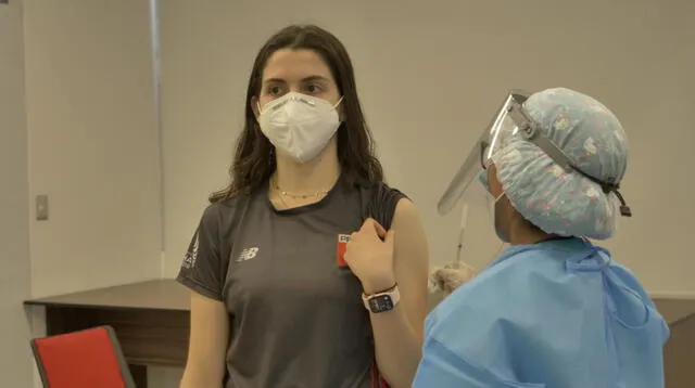 Daniela Macías en plena vacunación