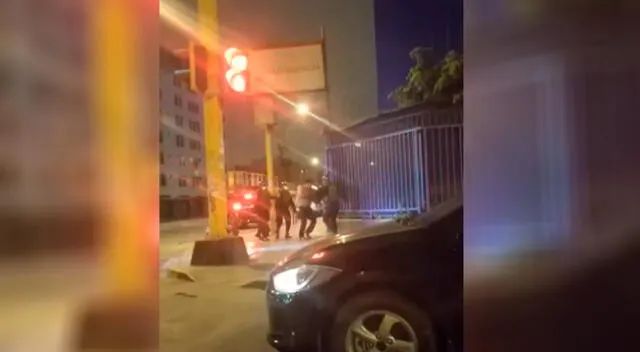 Un policía motorizado aborda al joven y arremete contra él. En breve aparecen otros cuatro miembros de la PNP.