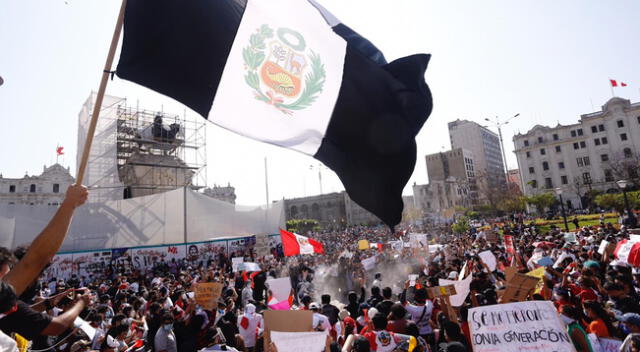 Peruanos se congregan por sexto día en Plaza San Martín.